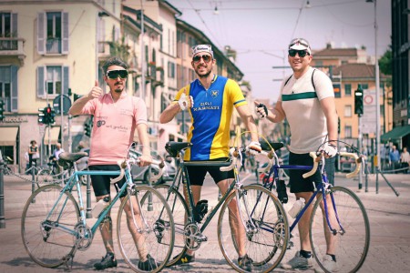 RADUNO DI CICLISTI STILE ANNI 80